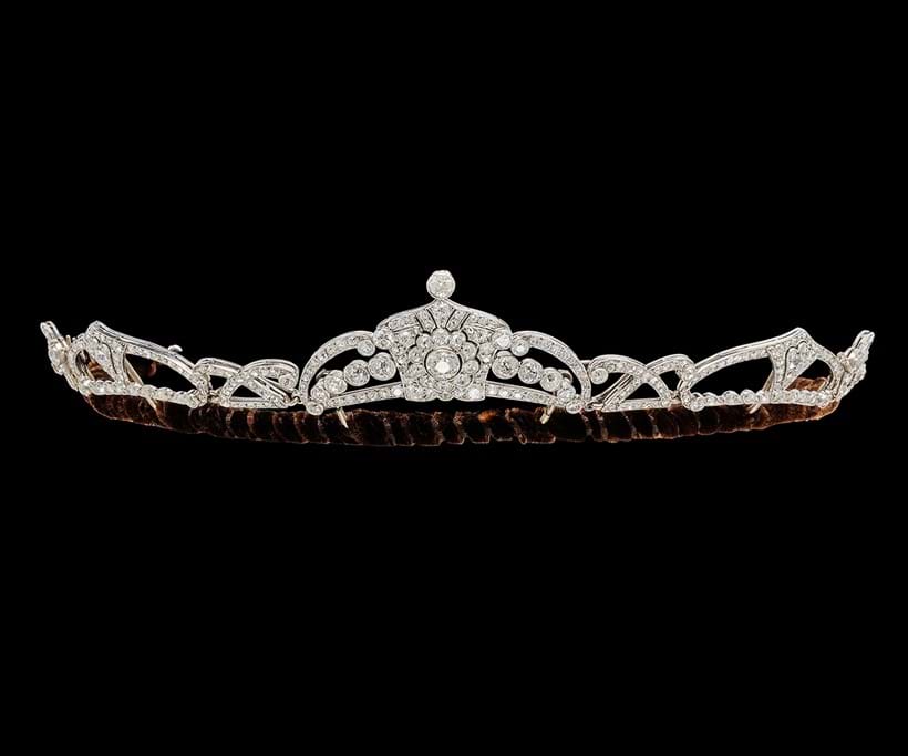 Inline Image - Lot 118: A convertible diamond tiara/necklace/brooch, first half of the 20th century and later | Est. £15,000-20,000 (+ fees)