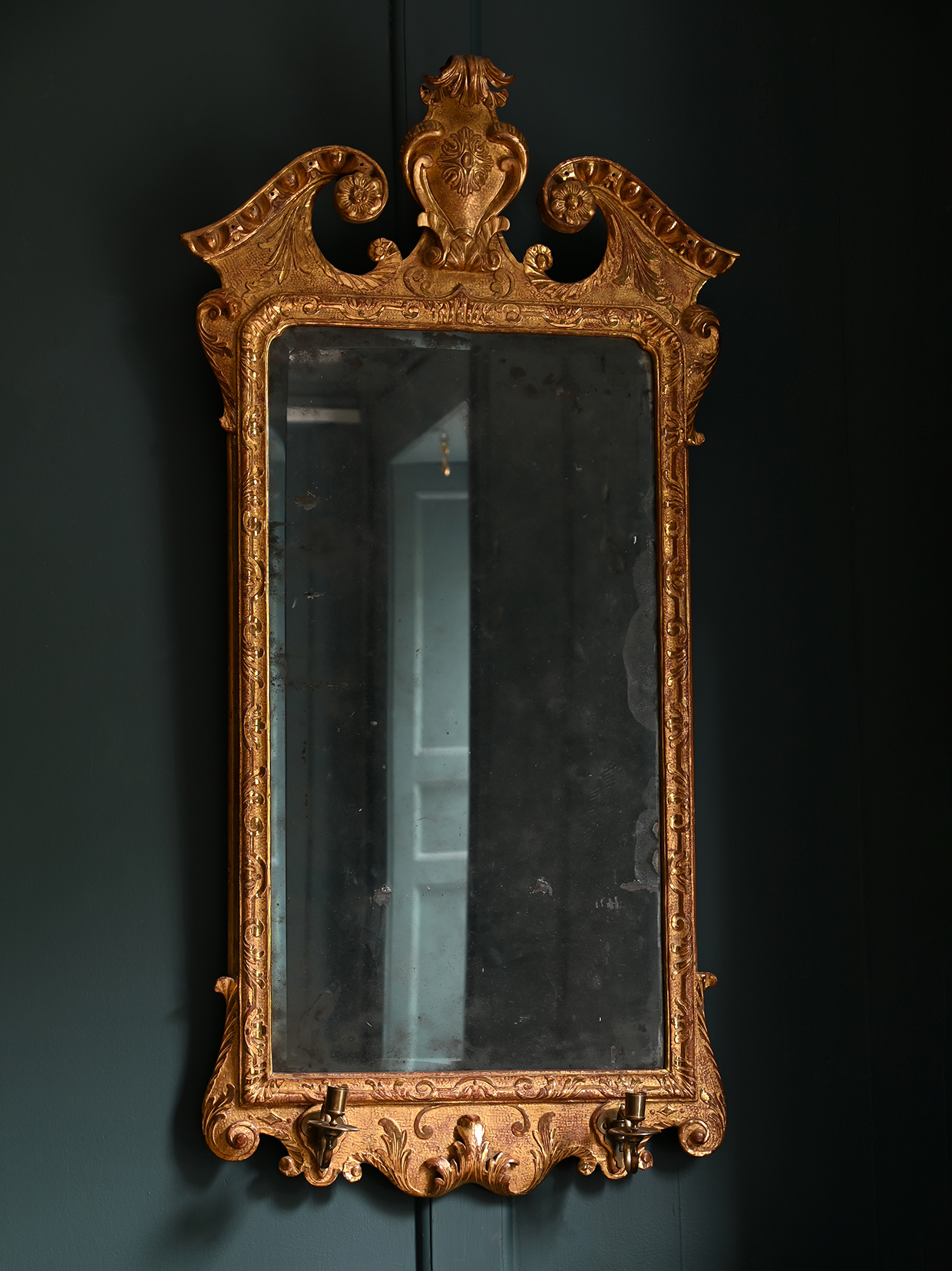 Inline Image - Lot 87: An early George II giltwood mirror, in a manner of John Belchier, circa 1730 | Est. £3,000-5,000 (+ fees)