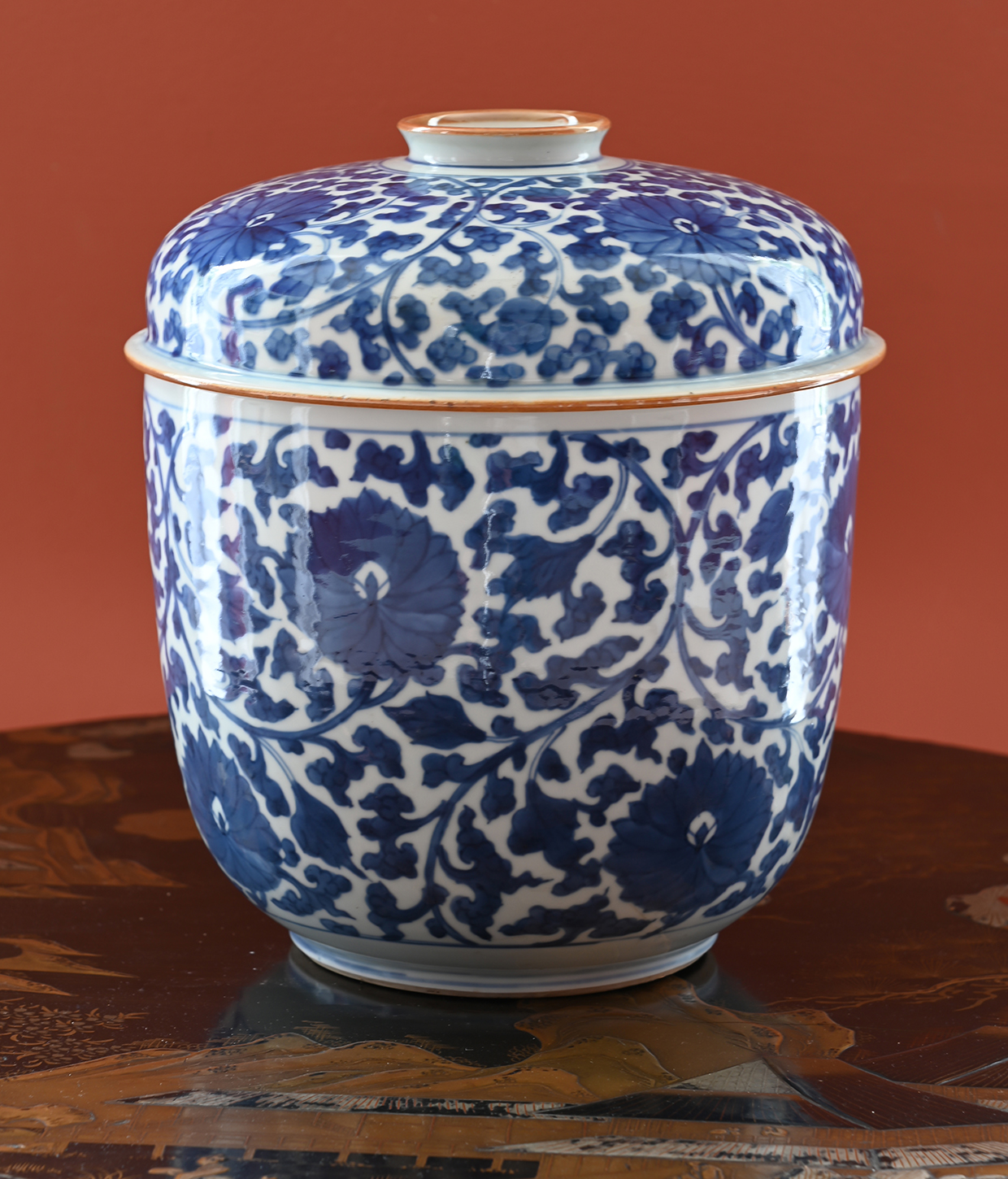 Inline Image - Lot 67: A Chinese blue and white bowl and cover, Kangxi period (1662-1722) | Est. £2,500-3,000 (+ fees)