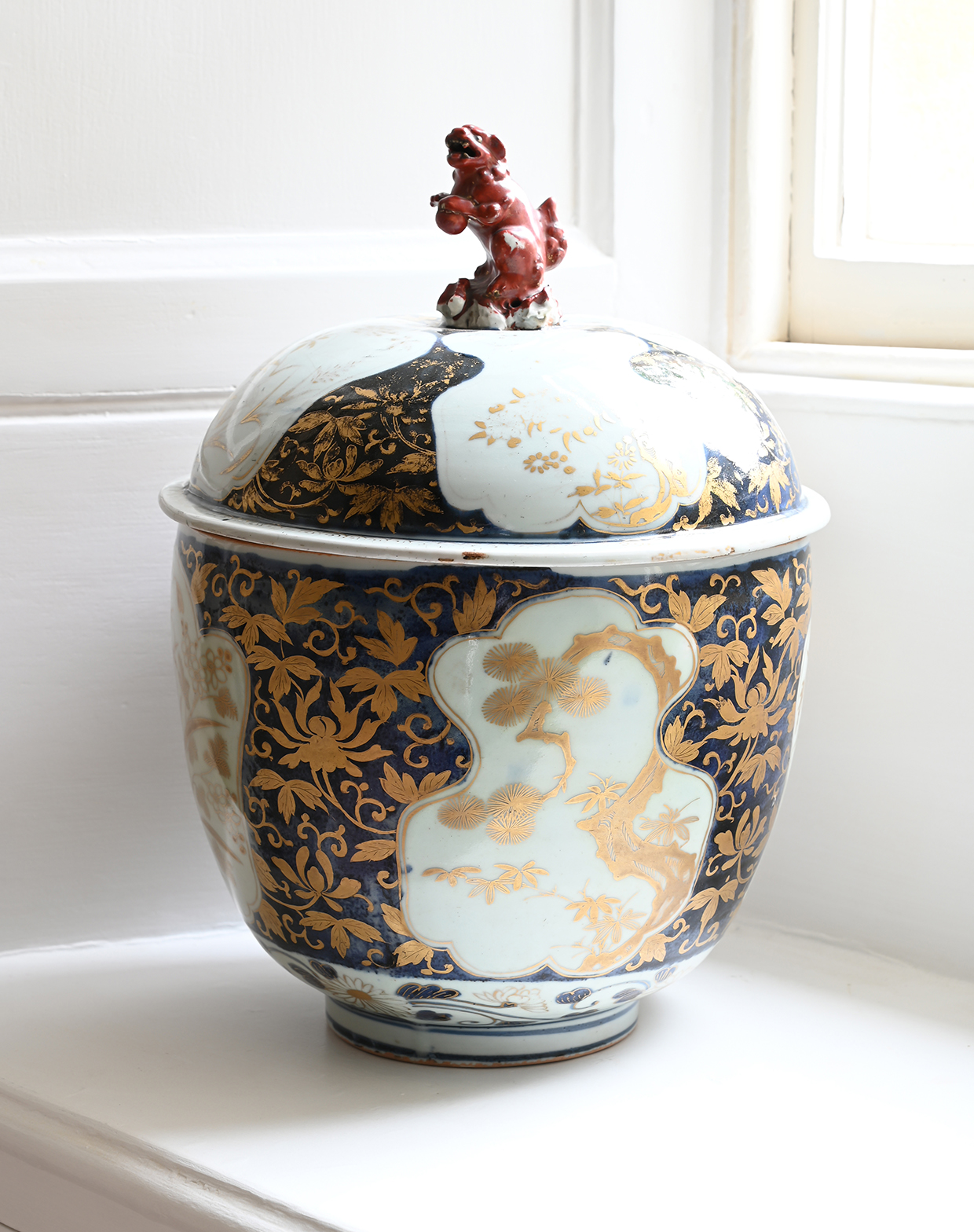 Inline Image - Lot 71: A Japanese Imari large bowl and cover, late 17th or early 18th century | Est. £4,000-6,000 (+ fees)