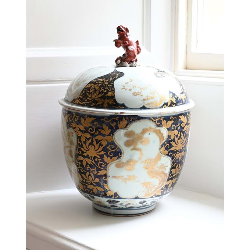 Inline Image - Lot 71: A Japanese Imari large bowl and cover, late 17th or early 18th century | Est. £4,000-6,000 (+ fees)