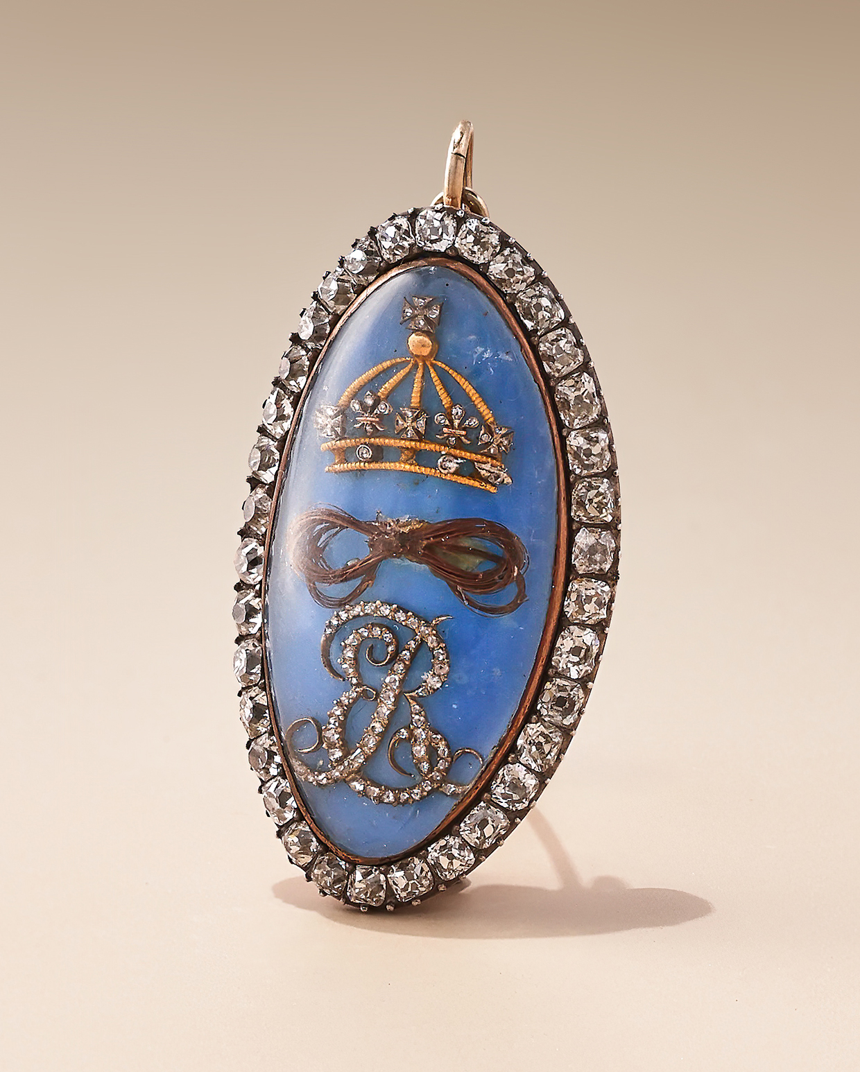 Inline Image - Lot 10: An important Georgian commemorative diamond and hairwork jewel for Edward IV, circa 1789 | Est. £5,000-8,000 (+ fees)