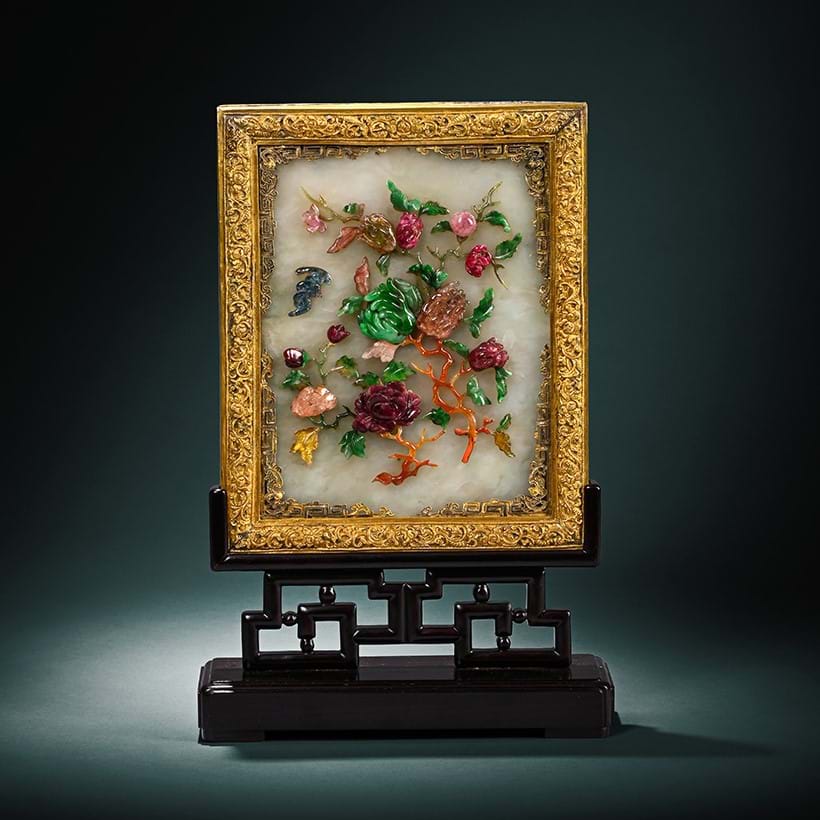 Inline Image - Lot 41: A fine Chinese embellished white jade gilt-bronze mounted table screen, Qianlong | Est. £5,000-8,000 (+ fees)