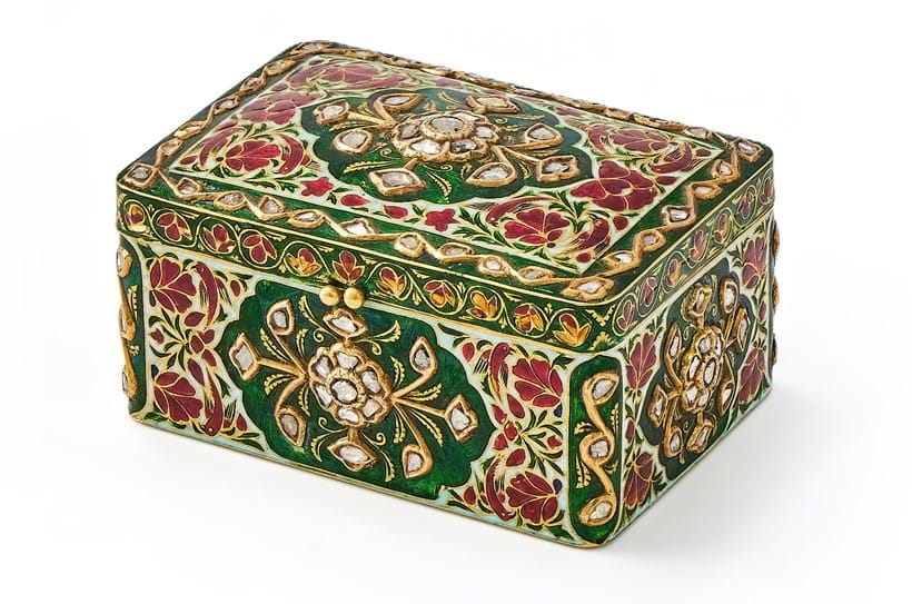Inline Image - Lot 522: An Indian enamel gold coloured gem-set box with hinged lid, probably Jaipur, 20th century | Est. £3,000-5,000 (+ fees)