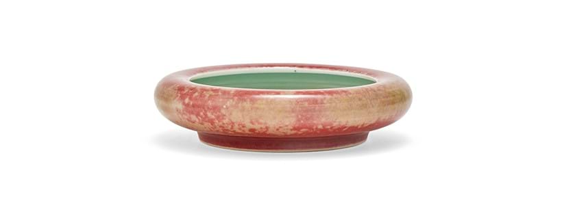 Inline Image - Lot 241: A Chinese peachbloom-glazed brush washer, tangluo xi, the base is inscribed with a six-character Kangxi mark, 18th century | Est. £8,000-10,000 (+ fees)