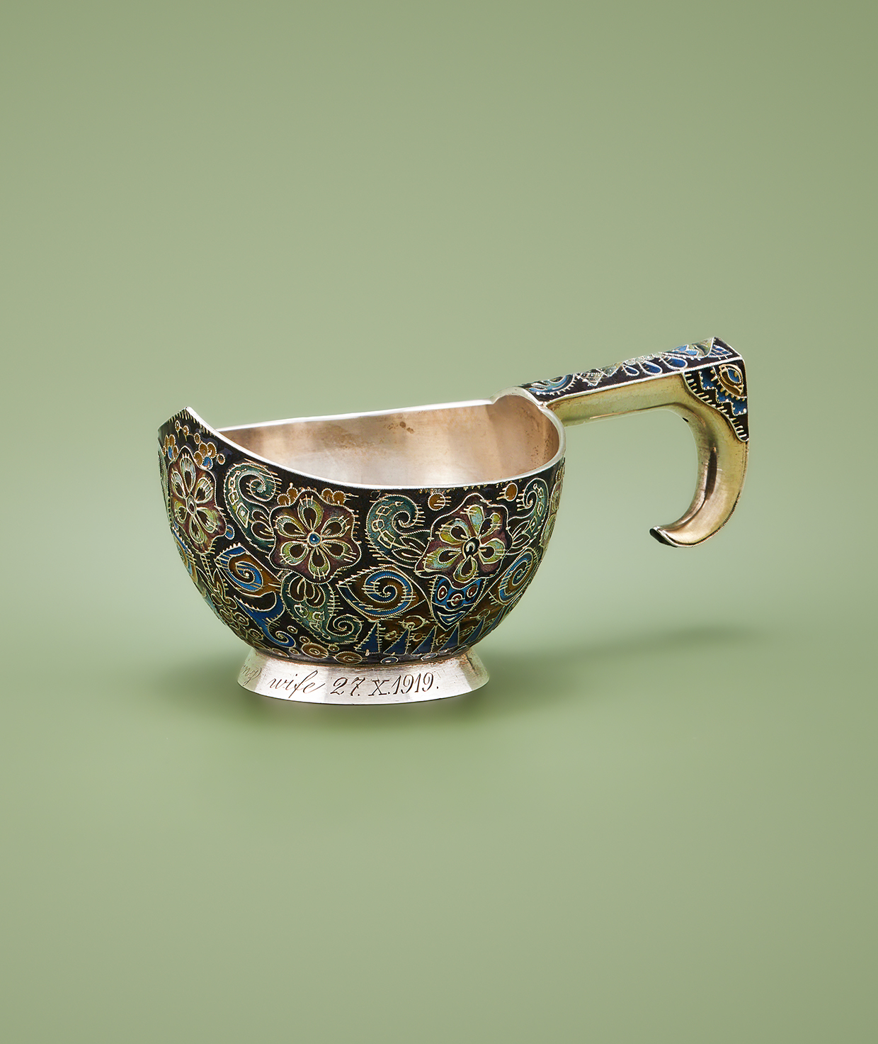 Inline Image - Lot 227: A Russian shaded cloisonné enamel kovsh, Fabergé, Workmaster Feodor Ruckert, Moscow 1908-1917 | Est. £2,000-3,000 (+ fees)
