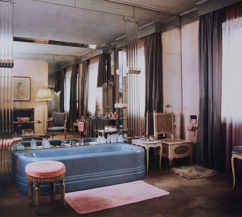 Inline Image - Syrie Maugham decorated the famous all mirror bathroom in 48 Upper Grosvenor Street. This became the residence of the Duke and Duchess of Argyll and where the notorious polaroids were taken and used against the Duchess in court. © Derry Moore