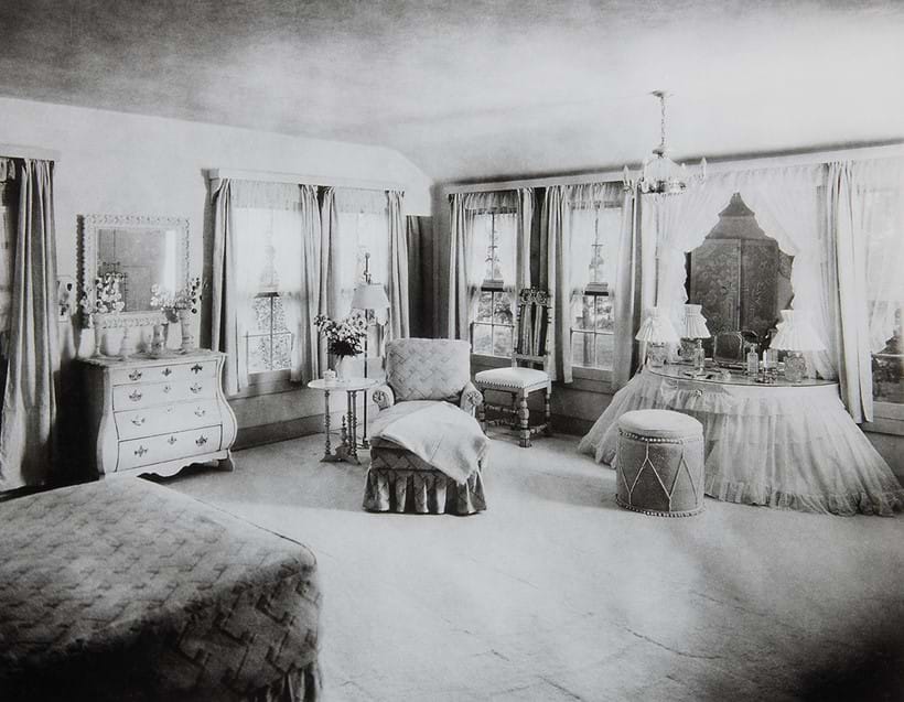 Inline Image - The ‘Syrie Maugham’ bedroom in the guest cottage of the celebrated American actors Alfred Lunt and Lynne Fontanne
Warren O’Brien/ Wisconsin Historical Society, O’Brien Family Collection, © Ten Chimneys Foundation