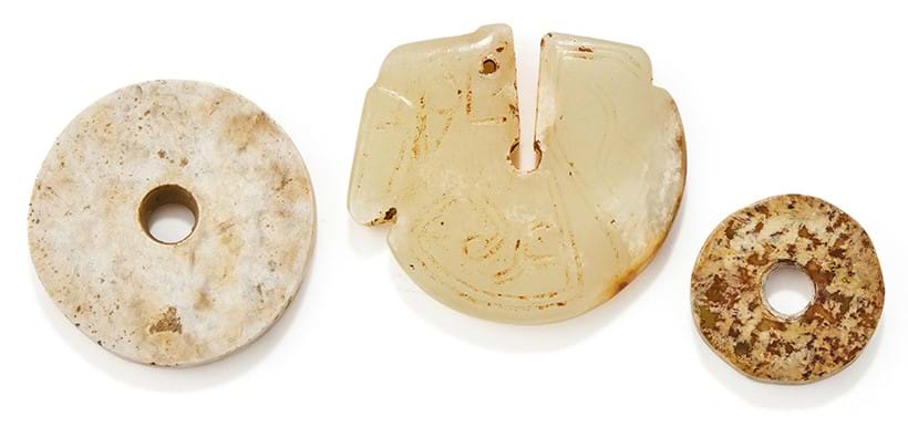 Inline Image - Lot 57: A Chinese carved white jade C shaped pendant, Shang Dynasty (1600-1046 BC) | Est. £600-800 (+ fees)
