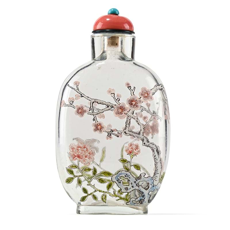 A rare Guyue Xuan enamelled glass snuff bottle, Imperial Palace Worship, Beijing, 1770-1799