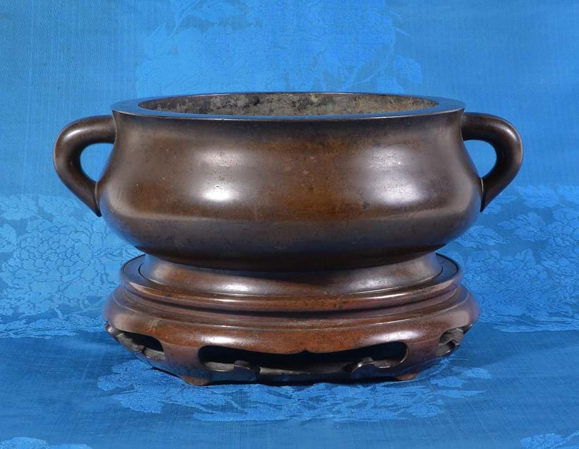 Inline Image - Lot 272: A Chinese bronze bombe censer and stand, Qing Dynasty, 17-18th century Est. £8,000-12,000 (+fees)