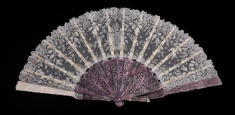 Inline Image - Lot 135: Lace fan, French, third quarter 19th century | Sold for £298