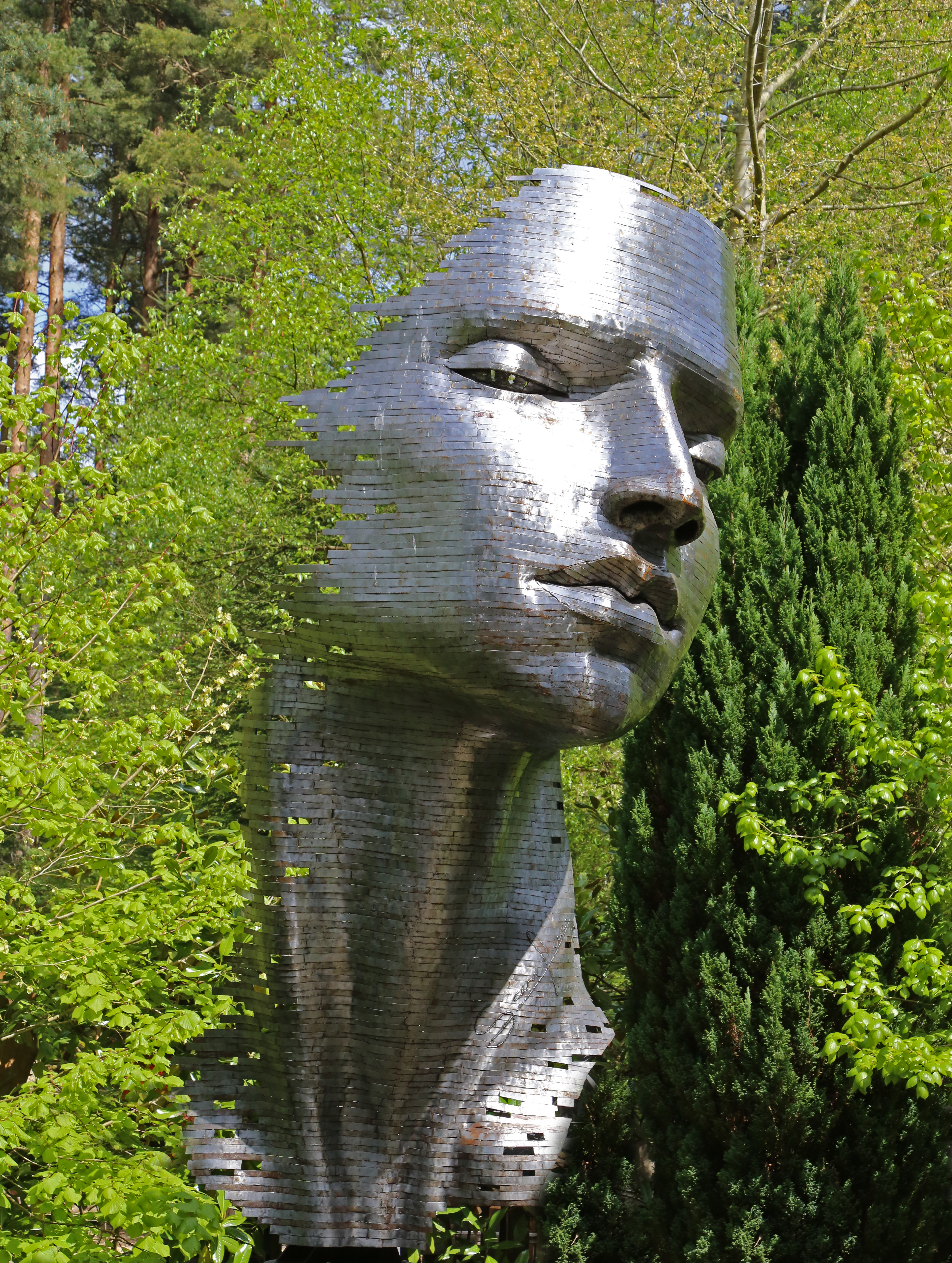 Inline Image - Rafael Miranda San Juan, 'Paraiso (Paradise)', Stainless Steel & Mild Steel, 400cm high, 180cm wide, 185cm deep | Est. £60,000-80,000 (+fees)