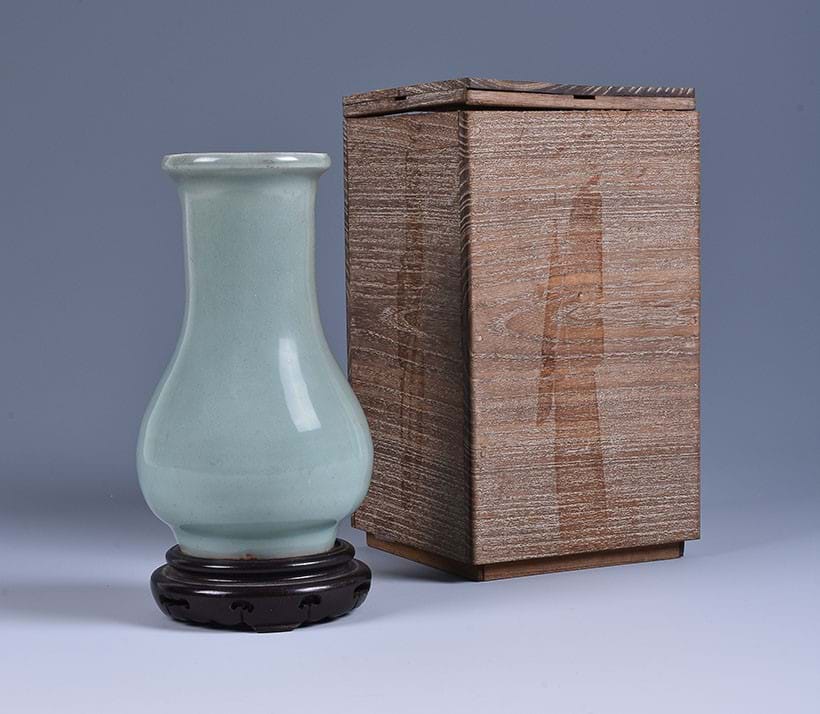 Inline Image - Lot 13 - 13th century Longquan celadon vase from the private collection of Lieutenant Colonel William Roy Hodgson