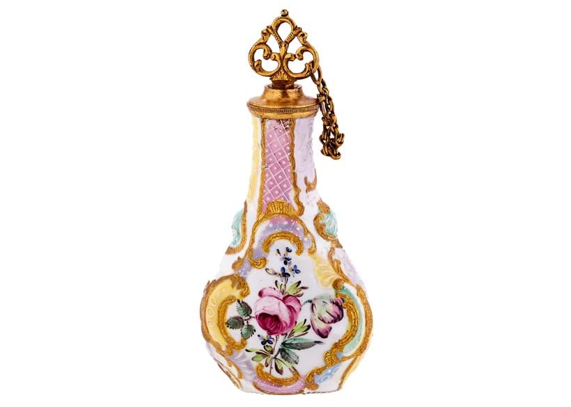 Inline Image - Lot 119: A south Staffordshire flattened baluster enamel scent bottle, circa 1760 | Est. £250-350 (+fees)