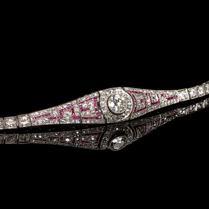 Jewellery - 150 years of Chic