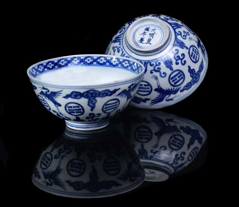 Inline Image - Lot 318: A pair of rare Chinese blue and white 'Crane and Trigram' bowls, Wanli period (1572-1620| Est. £6,000-8,000 (+fees)