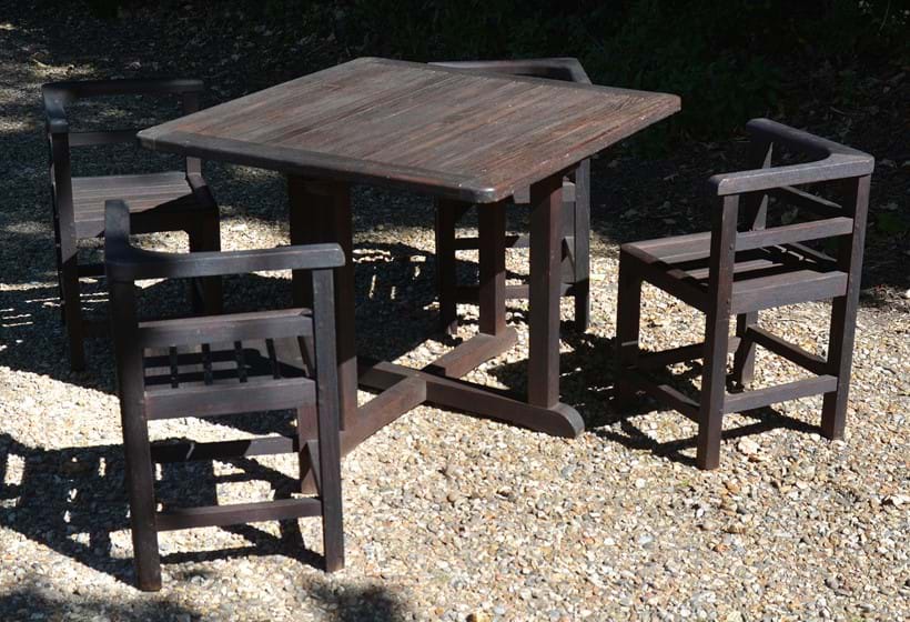 Inline Image - Lot 493: A stained wood garden furniture set in the style of designs by Heal's, late 20th century | Est. £400-600 (+fees)