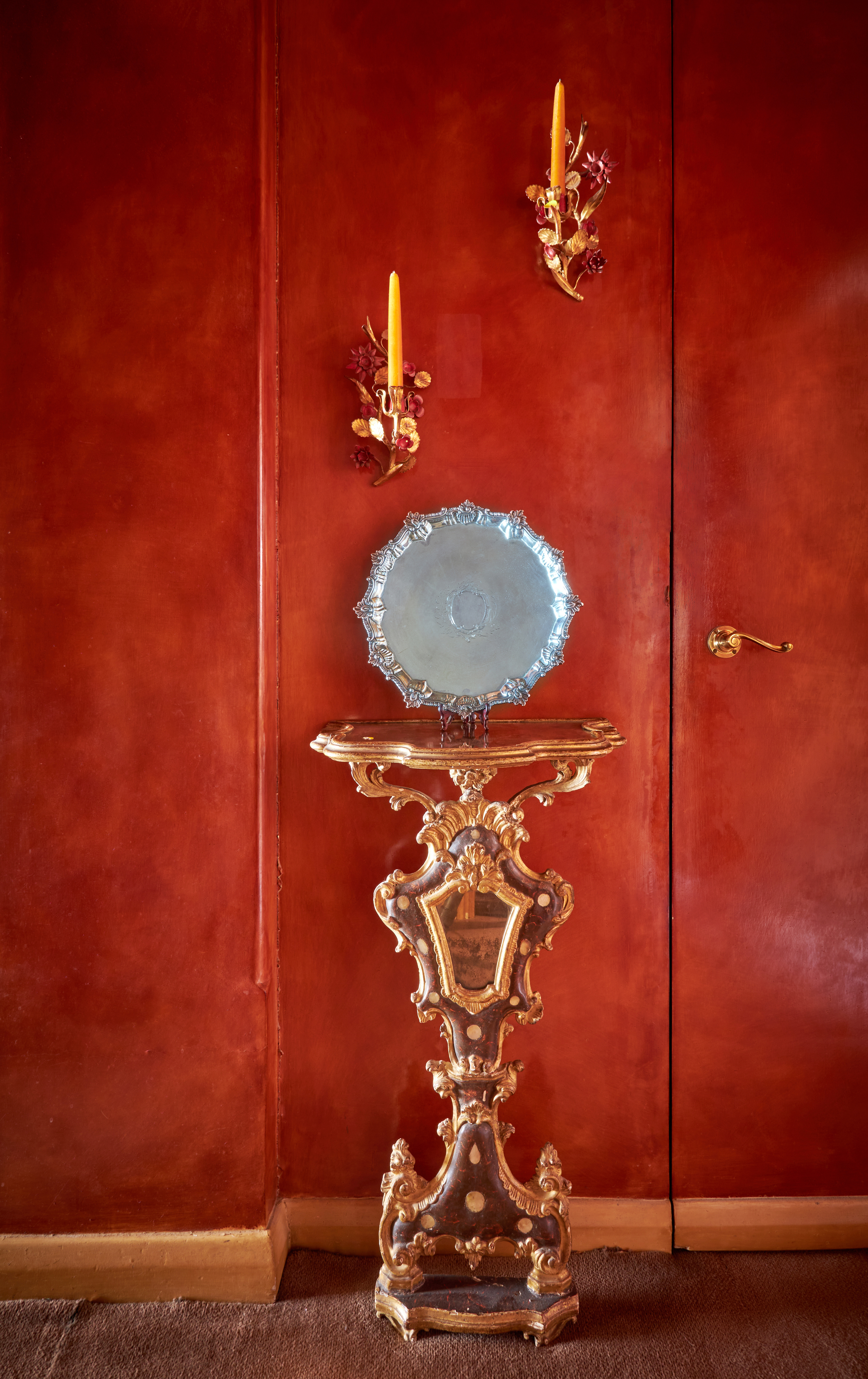 Inline Image - Lot 464: A North Italian simulated tortoiseshell, parcel-gilt and mirrored glass console table in 18th century style, Est. £300-500 (+fees)