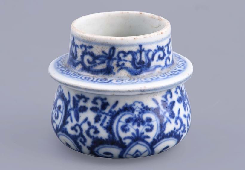 Inline Image - A small rare Chinese blue and white jarlet, zhoutou guan, Yongzheng (1722-1735) | Est. £1,500-2,000 (+fees)