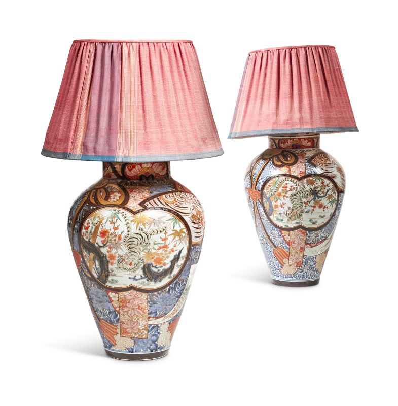 Lot 38: A PAIR OF LARGE JAPANESE ARITA IMARI VASES, CIRCA 1700