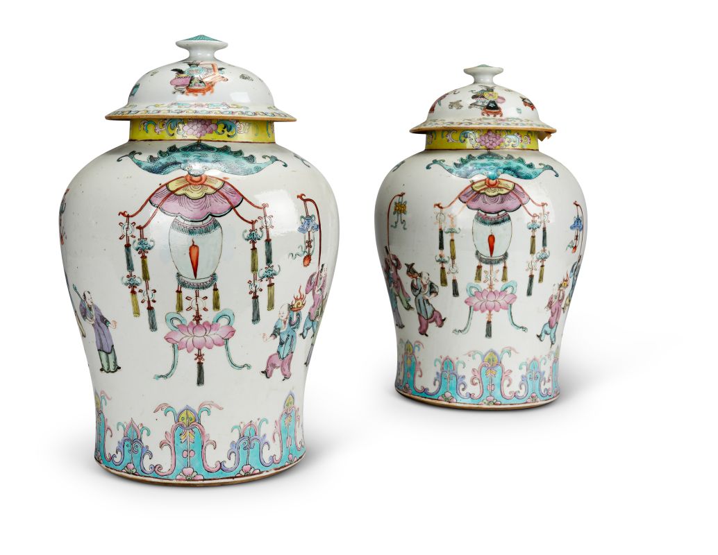 Lot 134: A GOOD PAIR OF CHINESE 'FAMILLE ROSE' VASES AND COVERS, CIRCA 1820-1850 