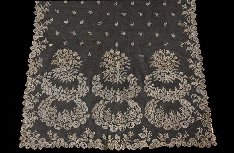 Inline Image - Lot 263: (Part lot) A museum quality early 19th century Brussels bobbin stole (+ fees)