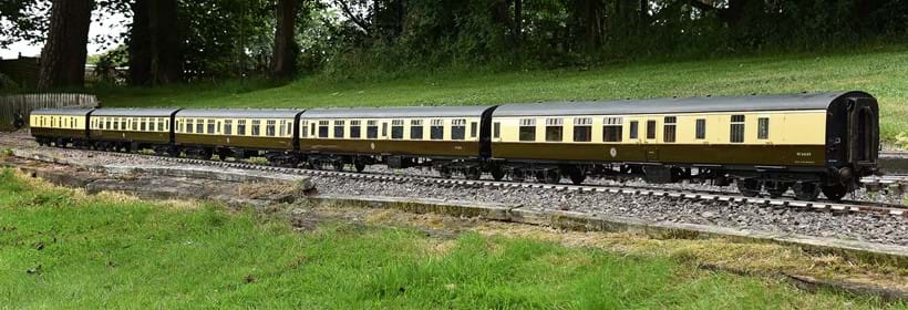 Inline Image - Lot 81: A rake of five 5 inch gauge passenger coaches | Est. £10,000-15,000 (+ fees)