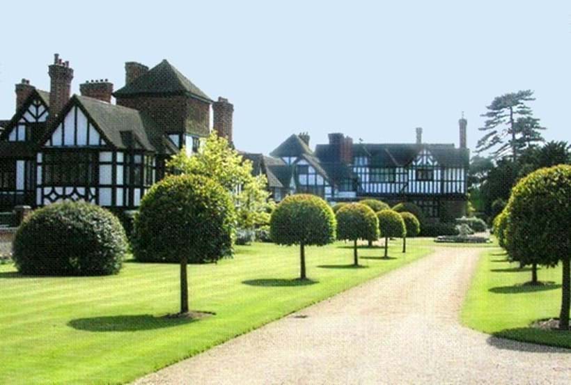 Inline Image - Ascott House, Buckinghamshire | Source: Wikipedia | Author: Gianoll | Public Domain CC0 1.0