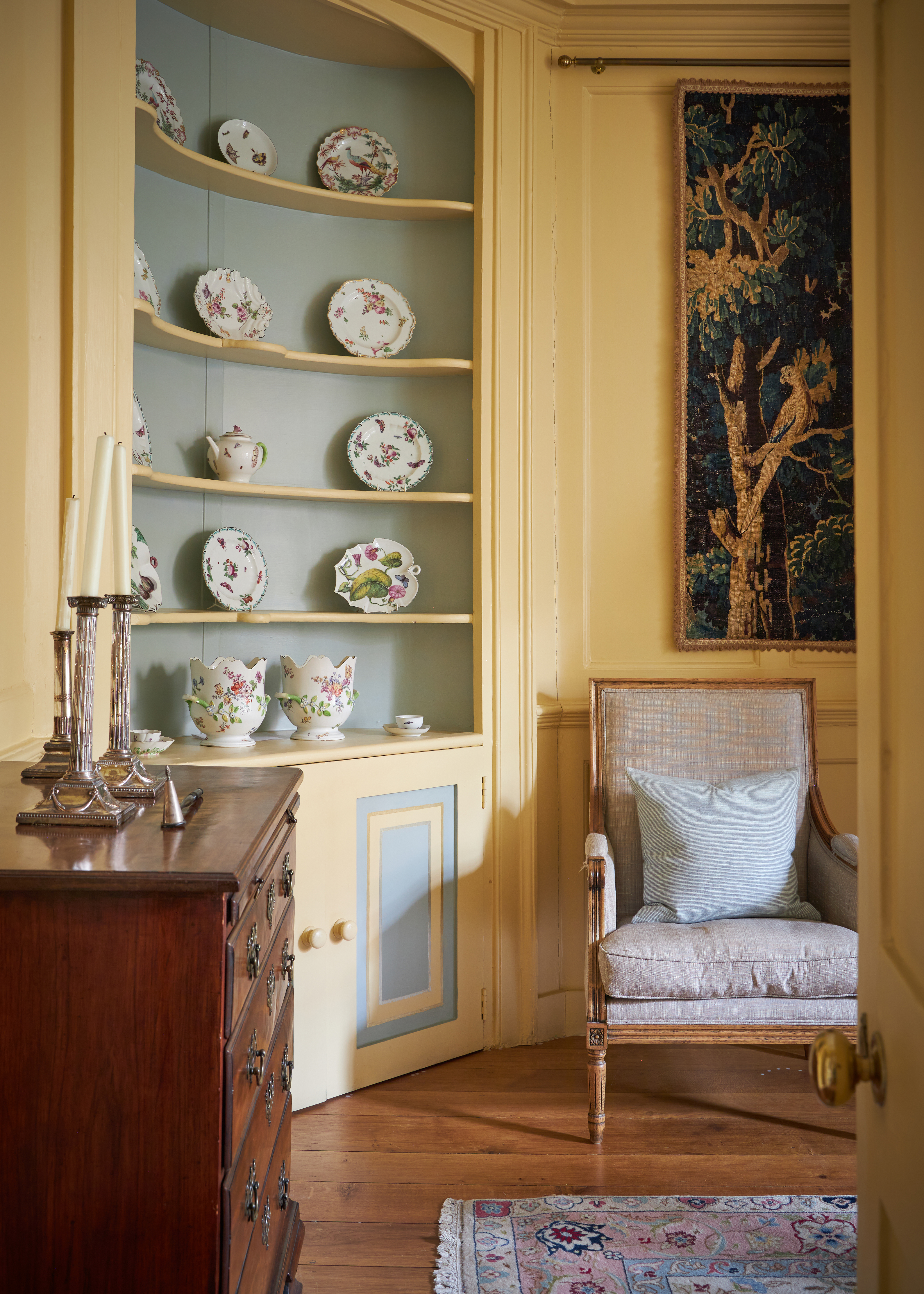 Selected Items from a London Property of a Former Australian Prime Minister | Fine Furniture, Sculpture, Carpets, Ceramics and Works of Art Auction | May 2022