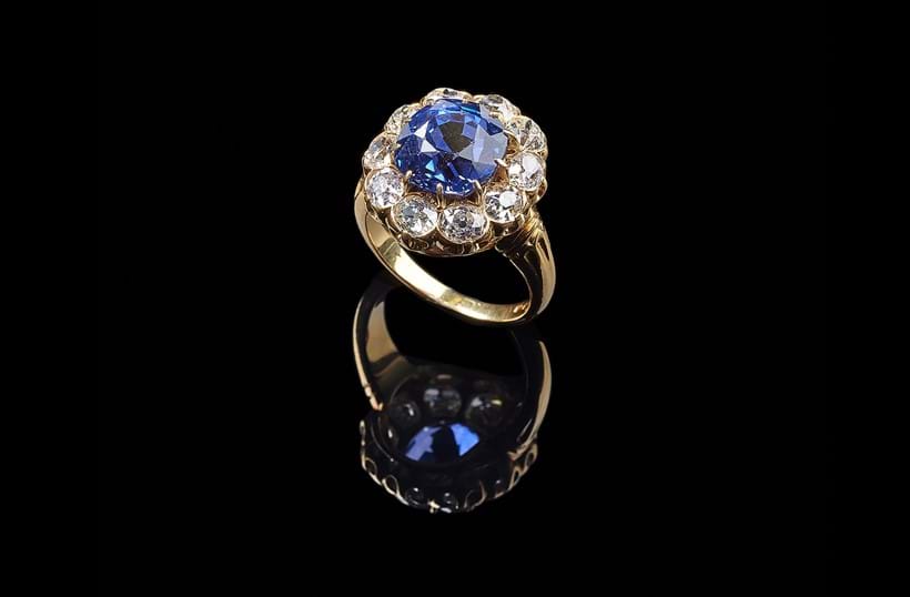 Inline Image - Lot 338: A colour change sapphire and diamond cluster ring, Sri Lanka (Ceylon), no heat | Est. £10,000-15,000 (+ fees)
