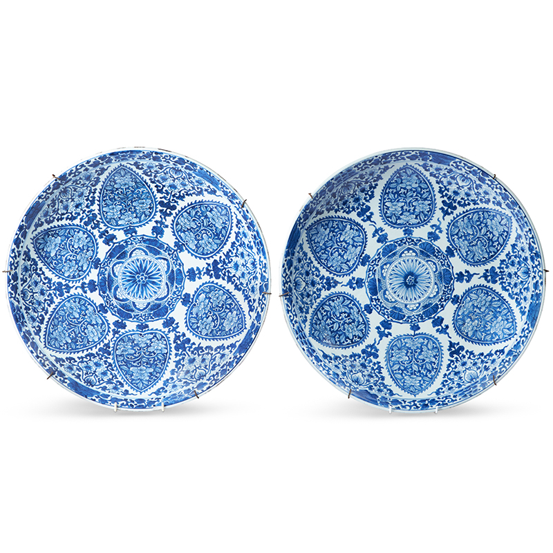 Lot 321: A large pair of blue and white dishes for the Islamic Market, Kangxi period