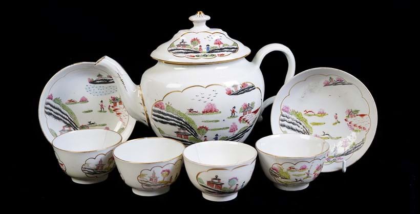 Inline Image - Lot 346: An English porcelain 'Stag Hunt' pattern teapot and cover, probably Worcester, Chamberlain's Factory, circa 1795 | Est. £200-300 (+ fees)