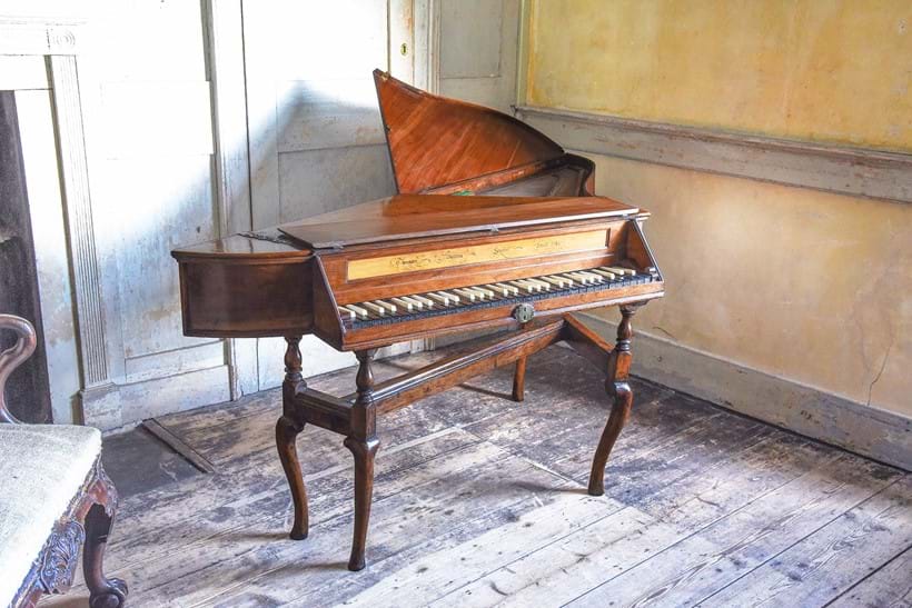 Inline Image - Lot 453: Y A George I walnut Bentside spinet, attributed to Thomas Barton, Bishopsgate, London, circa 1724 | Est. £8,000-12,000 (+ fees)