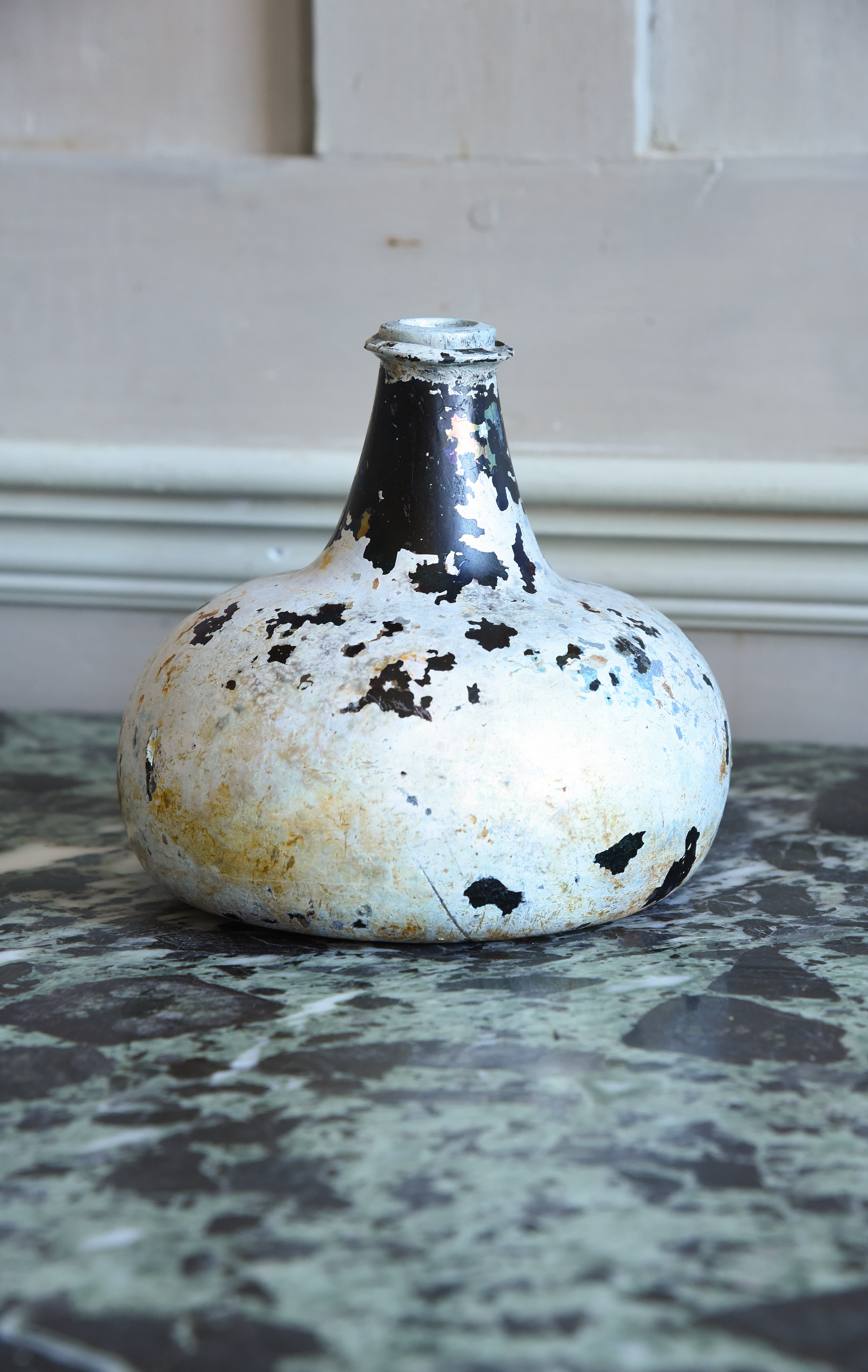 Inline Image - Lot: 461: An ‘Onion' shape wine bottle, early 18th century | Est. £500-800 (+ fees)