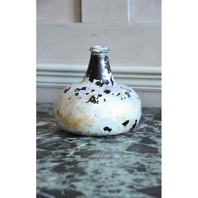 Inline Image - Lot: 461: An ‘Onion' shape wine bottle, early 18th century | Est. £500-800 (+ fees)