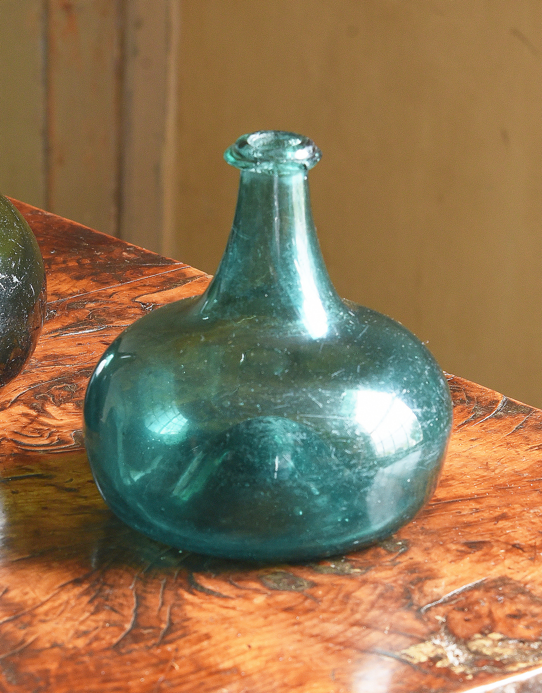Inline Image - Lot 465: An unusual pale-green tint ‘Onion' wine bottle, early 18th century | Est. £1,000-1,500 (+ fees)