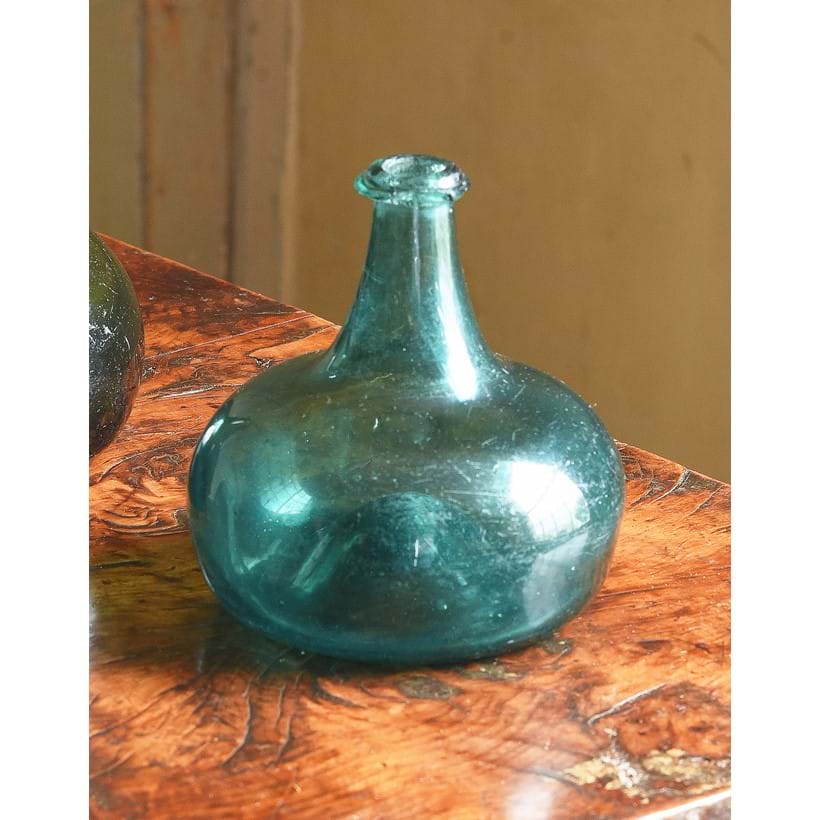Inline Image - Lot 465: An unusual pale-green tint ‘Onion' wine bottle, early 18th century | Est. £1,000-1,500 (+ fees)
