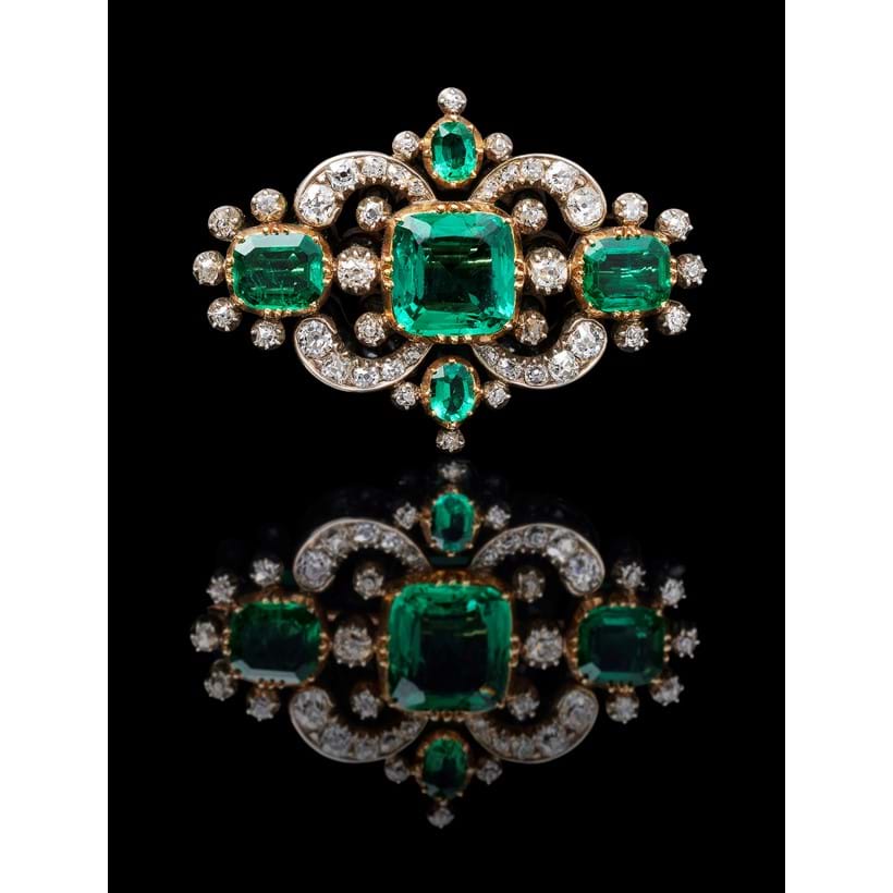 Inline Image - Lot 189: A Regency emerald and diamond brooch, circa 1815 | Est. £10,000-15,000 (+ fees)