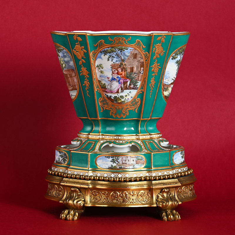 A Sèvres porcelain green ground flower pot and pierced stand (vase 'hollandois', 3eme grandeur), 1760